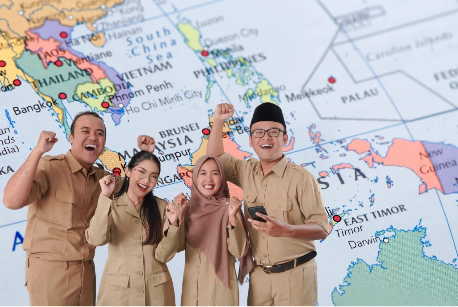 Aparatur peserta program di depan peta